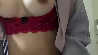 亚洲少女sange Bugil性感地暴露和玩弄她的乳房