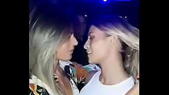 Une Jeune Adolescente Blonde Explore Ses Désirs Lesbiens Dans Une Vidéo Maison