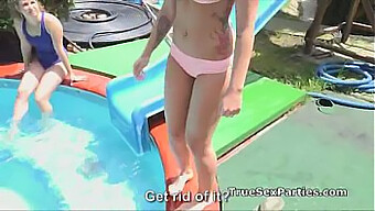 Petrecere La Piscină În Aer Liber Cu Adolescenți Îmbrăcați În Bikini Care Se Angajează În Activități Sexuale