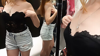 Eccitata Dalla Lingerie: La Sessione Di Fitting Intima Dell'Amica Rossa