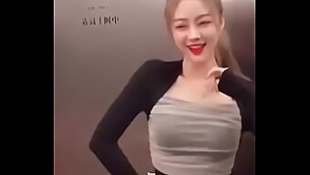 L'Account Tiktok Ufficiale Di Meng Xiaomei Presenta Bellezze Sexy Popolari Con I Tacchi Alti Che Ballano Per Una Collezione Orgasmica