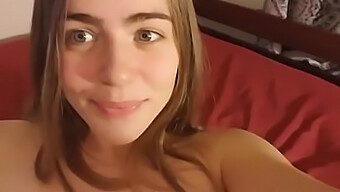 Adolescente Peluda É Fodida Com Força Neste Vídeo Pornô De 18+