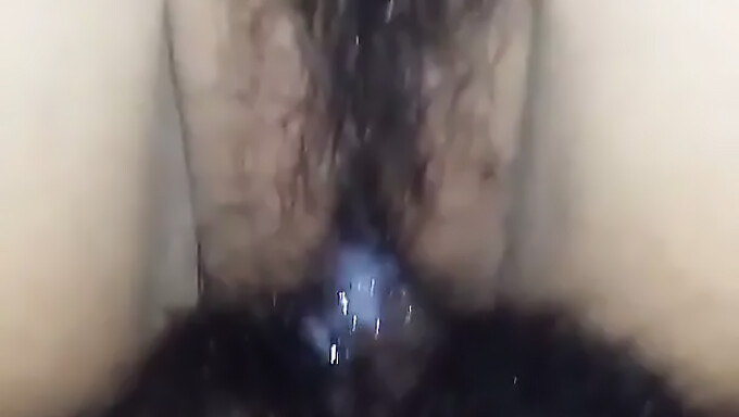 La asiática peluda se llena de semen en este vídeo porno amateur