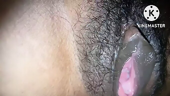 18-Jähriges Indisches Mädchen Masturbiert Zu Einem Creampie In Diesem Indischen Hindi-Video