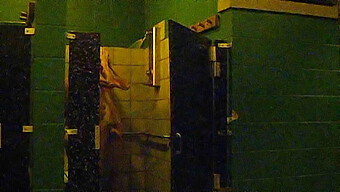 Couple Amateur S'Engage Dans Une Douche Sexuelle Avec Son Partenaire Transsexuel