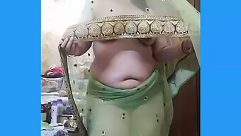 Tia Asiática Em Um Saree Flerta Brincalhona Com O Marido