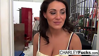 Charley se laisse aller au plaisir de soi et à la nudité