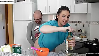 Pareja amateur se pone traviesa en la cocina