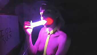 Se Kelly Copperfields intense deepthroat-økt med en LED-tent dildo på webkamera